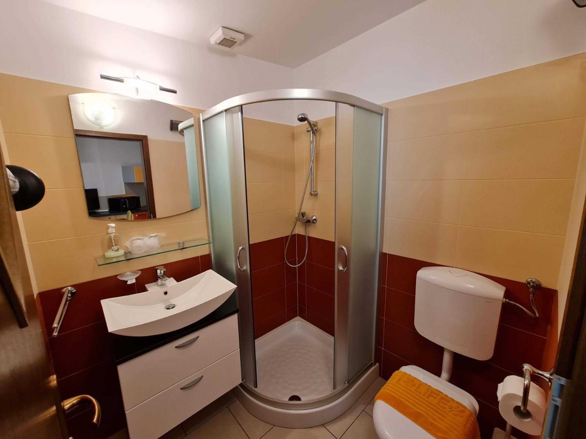Restaurant & Apartments Getaway Pri Kobalu Vipava Eksteriør billede